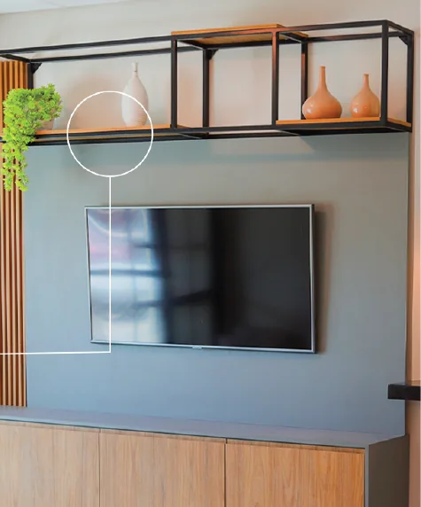 Painel de televisão com estrutura metálica e prateleiras
